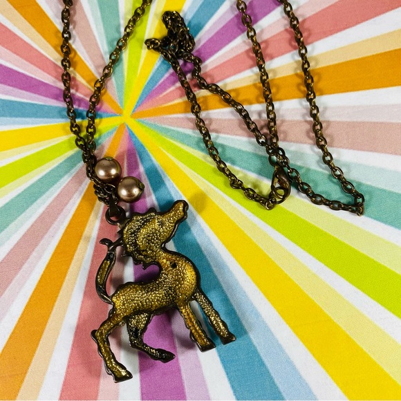 Adorable vintage zebra pendant necklace in antique bronze. - Picture 3 of 4